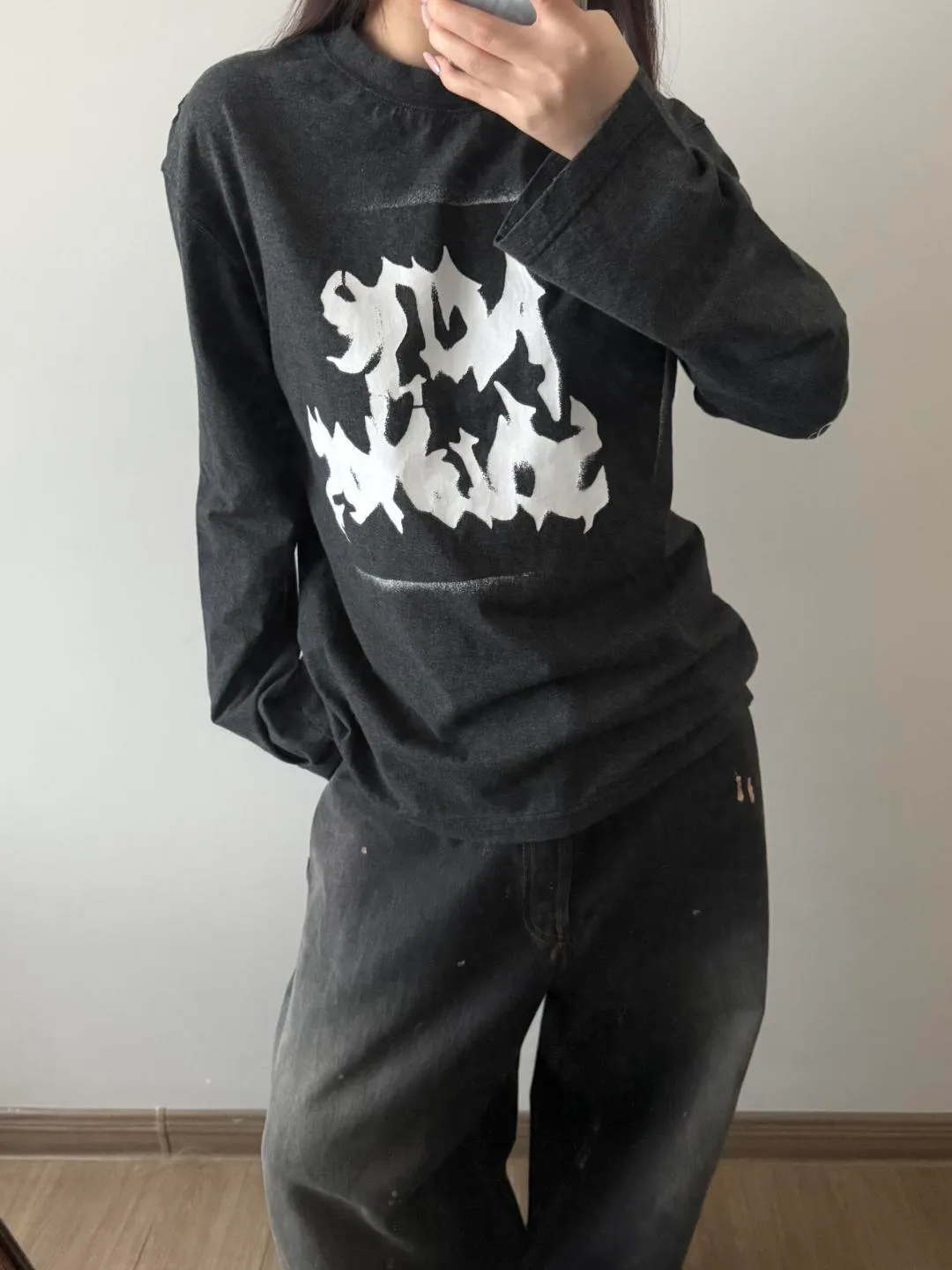90 Acne Studios Stockholm, Sweden, Color: White Black ACNE Midsummer Capsule Series Long Sleeve Fabric: The fabric has been specially washed and feels soft and Breathable. It has a Retro worn texture, which is comfortable to wear and not easy to deform. Technology: The White letter pattern on the chest is spray-painted with a natural gradient white space effect on the edge, creating an old and worn visual level. Details: All accessories are customized. The level of precision can beat the domestic cross-border special Size table: S (chest 55.5, length 69, sleeve length 60.5, shoulder width 51.5) M (chest 57.5, length 71, sleeve length 61.5, shoulder width 53) L (chest 59.5, length 73, sleeve length 62.5, shoulder width 54.5) XL (chest 61.5, length 75, sleeve length 63.5 Shoulder width 56) Recommended for 170cm and below, weight 80-130kg S 170-175cm weight 130-150kg M 175-180cm weight 150-170kg L 180-185cm weight 170-190kg XL
